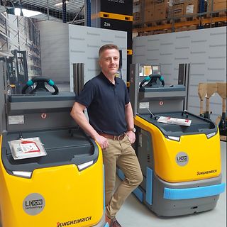 Kenneth Hollmann Oldenborg och två Jungheinrich truckar, Great place to work 2023