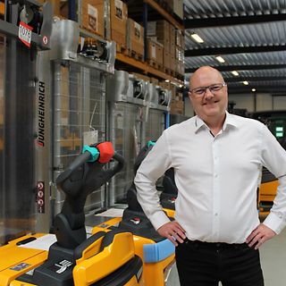 Thomas Knudsen vid en Jungheinrich truck, Great place to work 2023