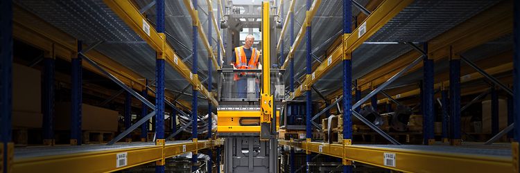 Mand i smalgangstruck på Deutsche Bahn lager