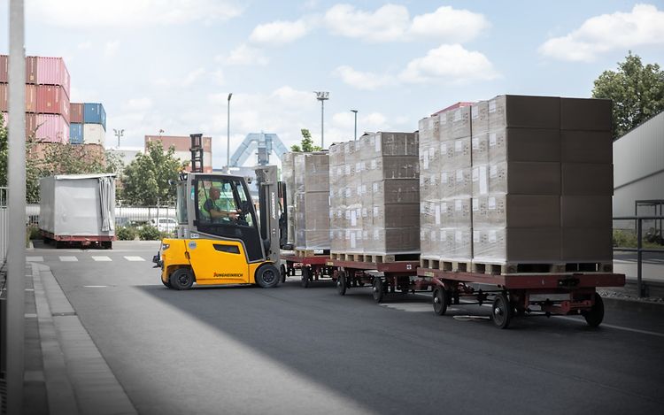 Jungheinrich motviktstruck med litiumjon lastar gods hos Werner & Mertz.