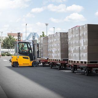 Jungheinrich motviktstruck med litiumjon lastar gods hos Werner & Mertz.