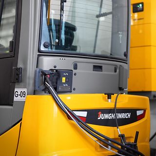 Närbild på en litiumjontruck från Jungheinrich som laddas.