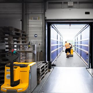 Jungheinrich truckar används vid lastning i en lastbil på Werner & Mertz.