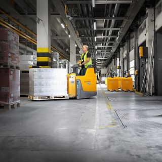 En förare kör gods med en Jungheinrich truck på Werner & Mertz lager.