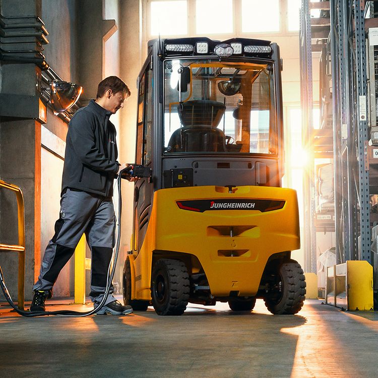 E-mobilitet: mand oplader Jungheinrich truck 