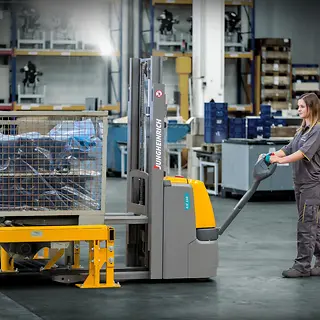 Azubis Moosburg Warenannahme VFG mit EJC110