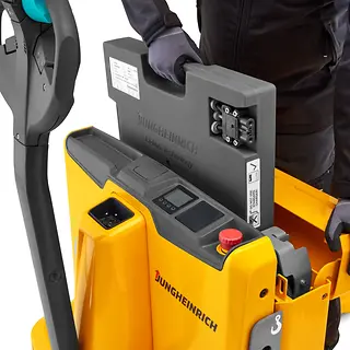 EJE-1i_Detail_--_Batterieentnahme_[MAM-55603] (1).webp