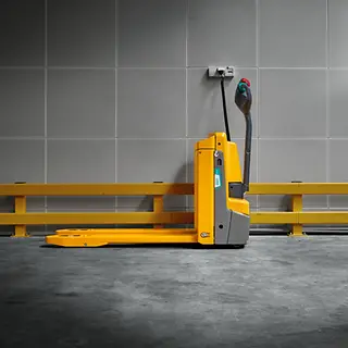 EJE-1i_Operation_--_Laden_an_Steckdose_[MAM-55588] (1).webp