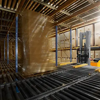 Durchlaufregal_Operation_--_Pallet-in-rack-Factsheet_[MAM-45211].webp