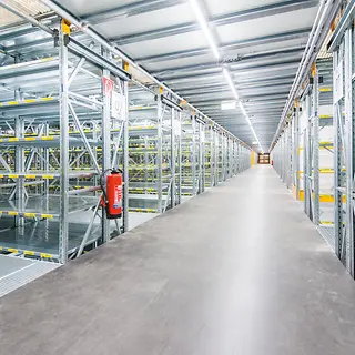 Fachbodenregal_Studio_--_shelving-for-storage-and-order-picking_[MAM-37966].webp