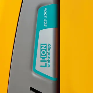 EZS-350a_Detail_--_AGV-Zoom-Li-Ion-Technology_[MAM-38423].webp