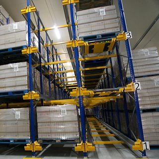 Jungheinrichin satelliittihyllystö Pakkasmarjalla