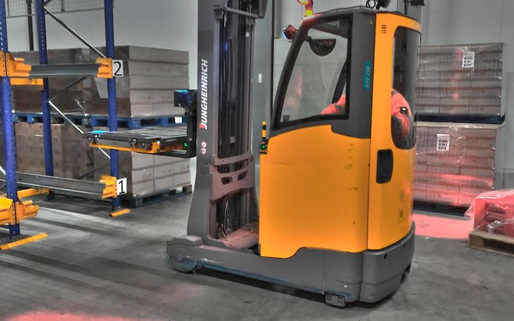 upc-sukkula siirretään uuteen hyllykanavaan trukilla