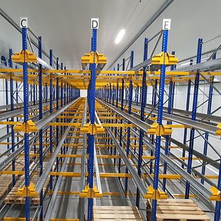 Uusi sukkulahyllystö tyhjänä Pakkasmarjalla