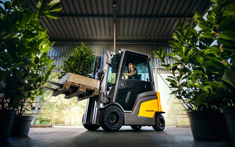 E-mobilitet: Jungheinrich truck løfter planter 