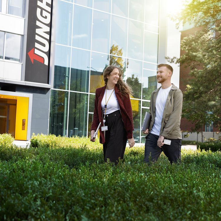 Two employees in front of the Jungheinrich headquarters
