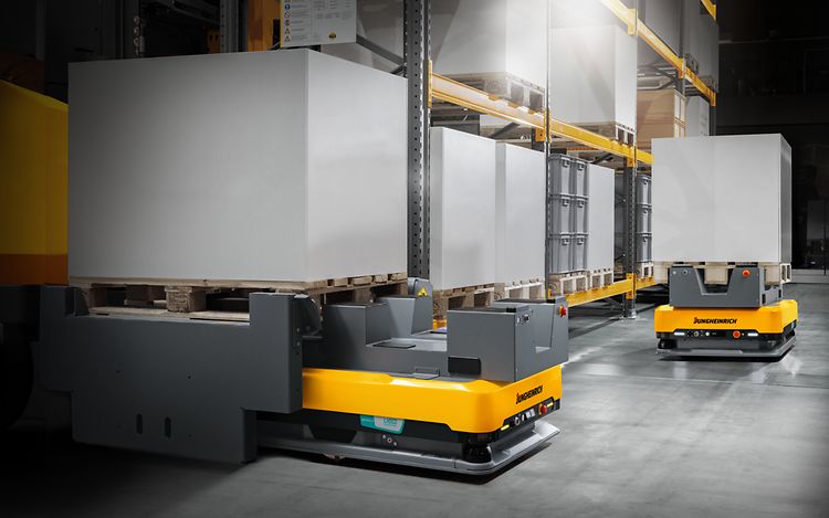 To Mobil Robot AMR fra Jungheinrich transporterer paller på lager