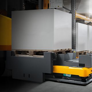 To Mobil Robot AMR fra Jungheinrich transporterer paller på lager