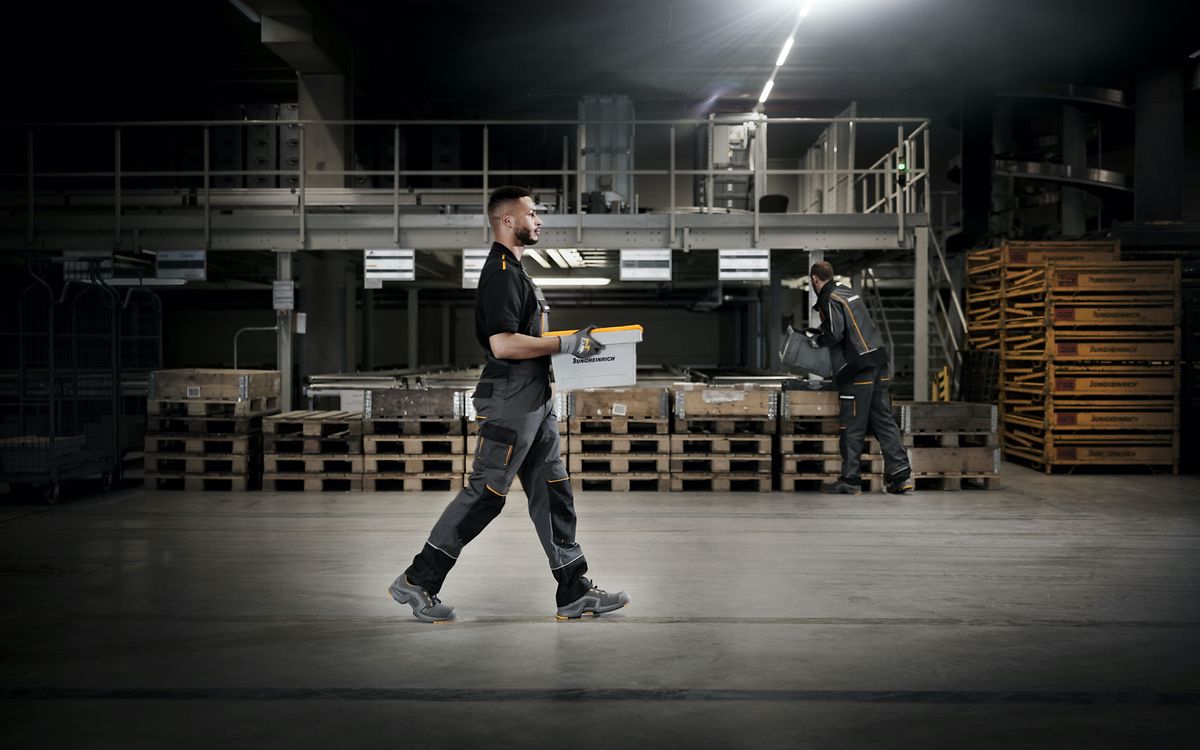 Carrello Elevatore Retrattile Jungheinrich ETV 325 | GROUP S.R.L