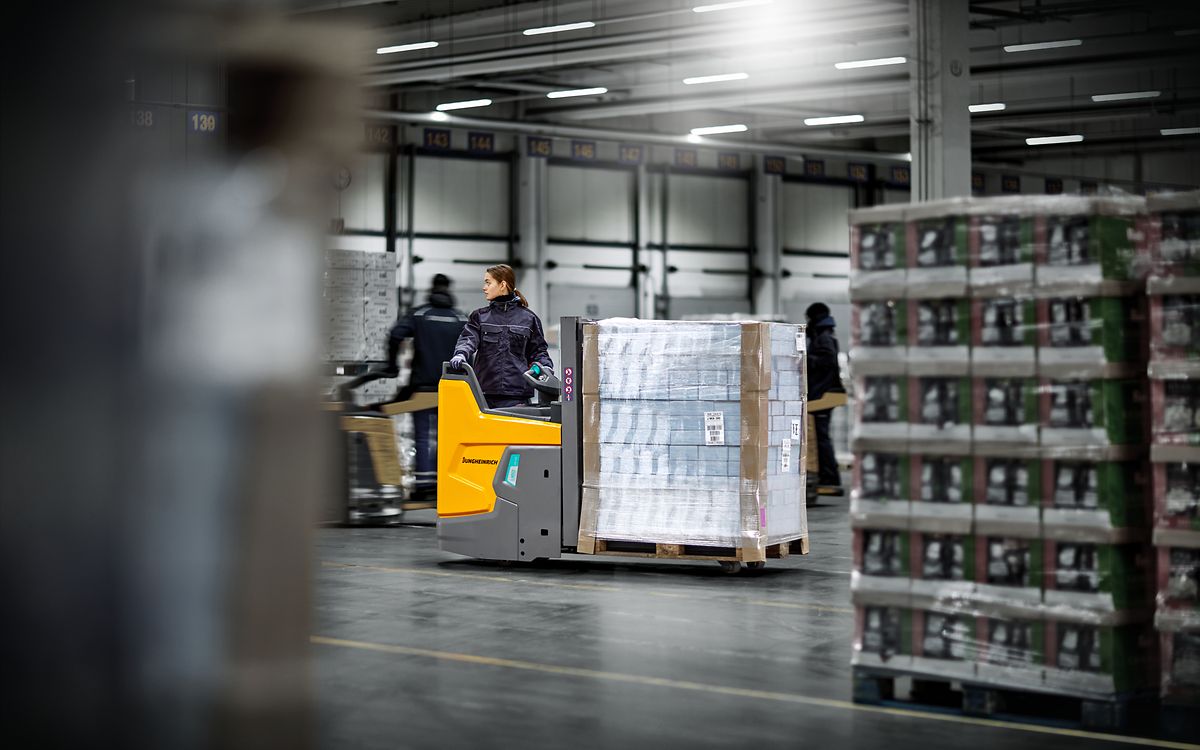 Jungheinrich führt erstes Stapler-Abo der Intralogistik ein