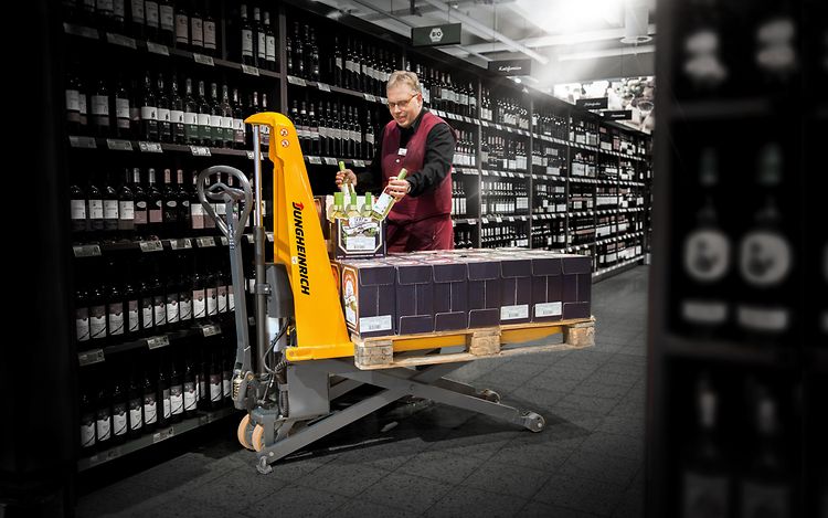 Scherenhubwagen im Einsatz