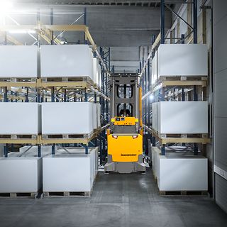 Mobile Robots - Automatisiertes Schmalganglager - Hero Picture