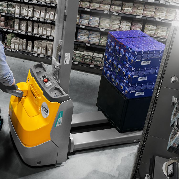 Man som manövrera en Jungheinrich ledstaplare EJC 1i i en butik