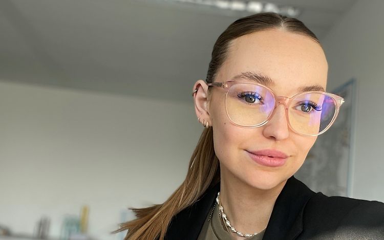 Porträt von Praktikantin Anika 