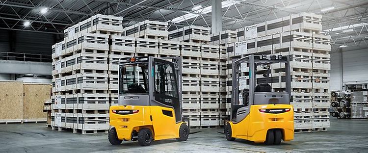 Dwa wózki widłowe w magazynie – jungheinrich.pl