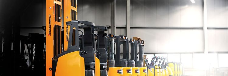 Wózki widłowe stojące w rzędzie