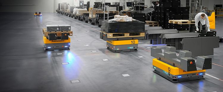 arculee robot kører rundt på lager 