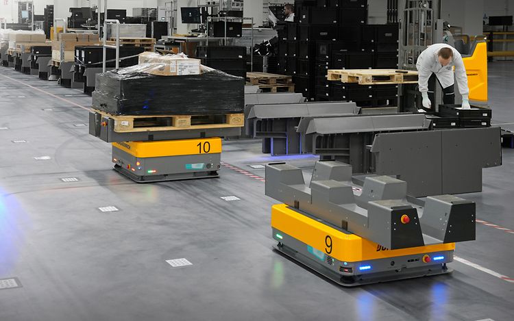 arculee robot kører rundt på lager 