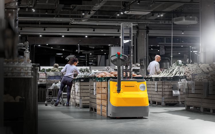 Elektrisk pallestabler EJC fra Jungheinrich i supermarked