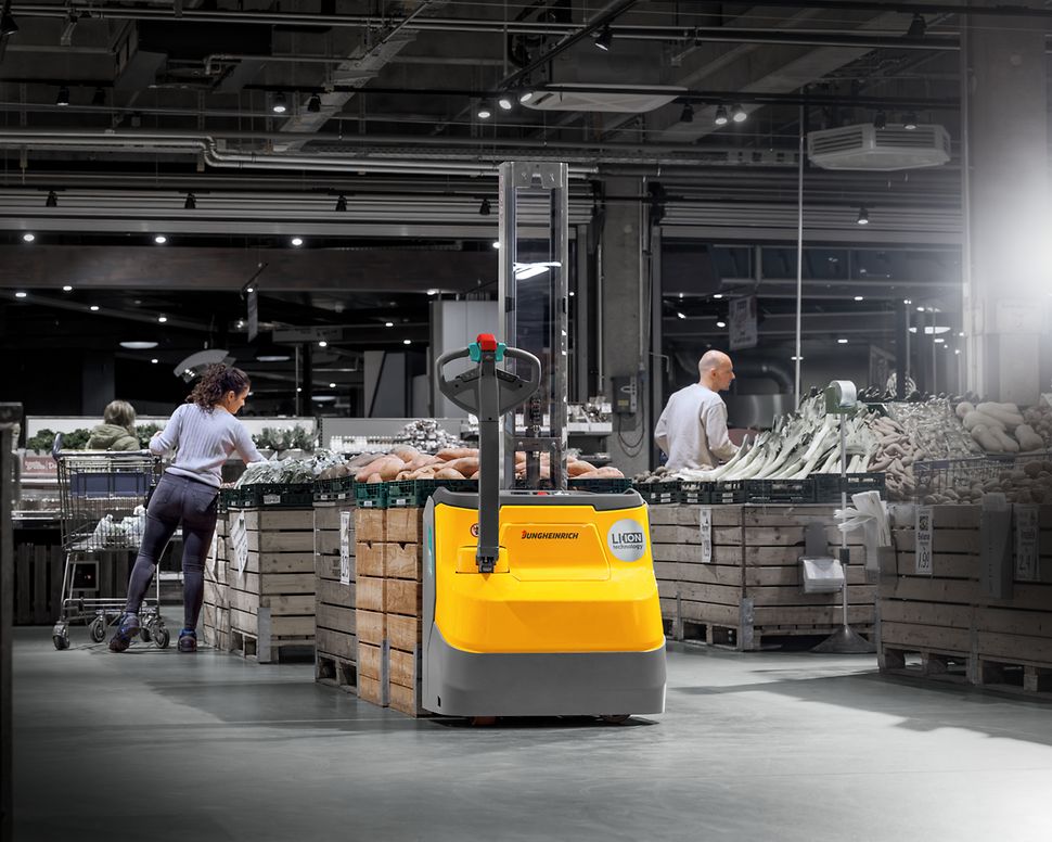 Elektrisk pallestabler EJC fra Jungheinrich i supermarked