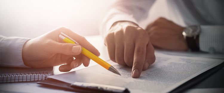 Business Meeting, Team, Hände, Plan, Präsentation, Stift, Tisch_[MAM-49820]