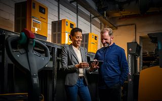 Jungheinrich medarbejder viser energiservice på tablet
