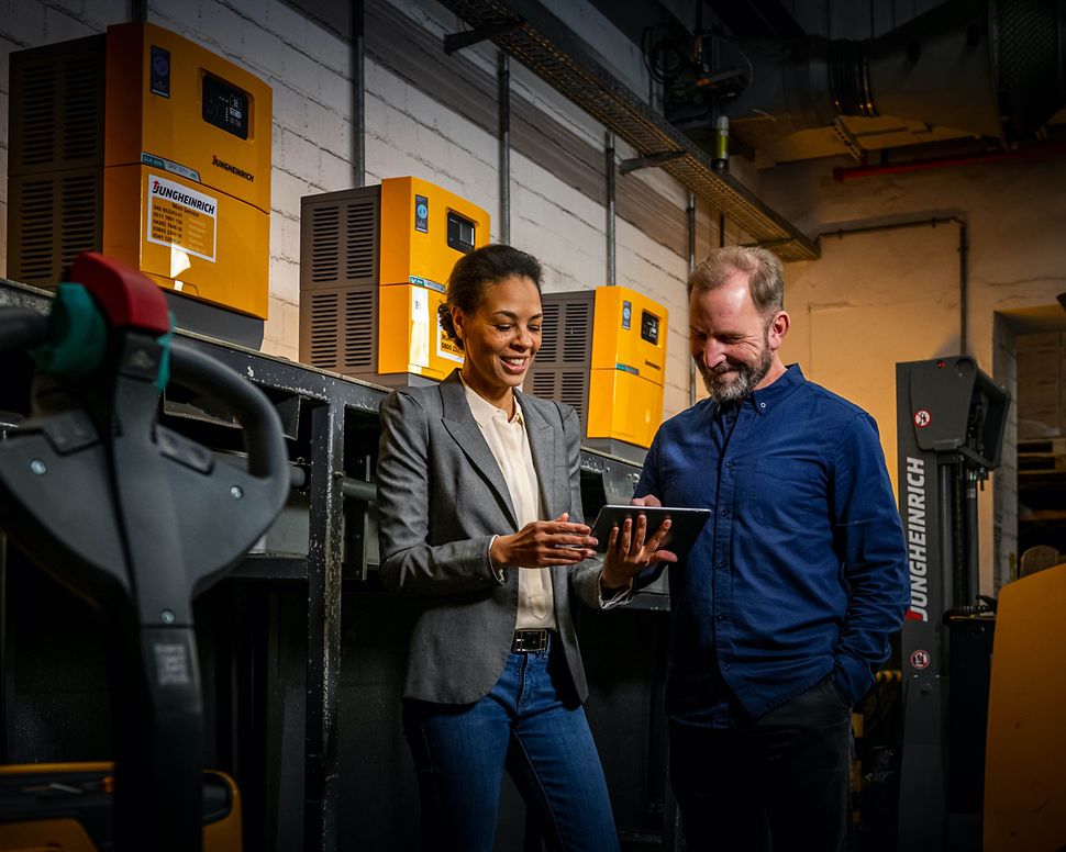 Jungheinrich medarbejder viser energiservice på tablet