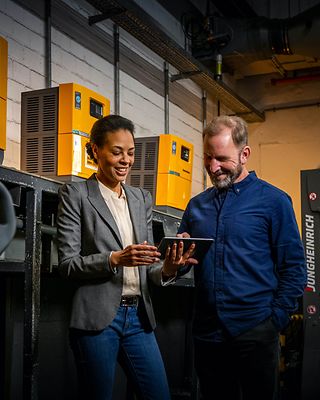 Jungheinrich medarbejder viser energiservice på tablet