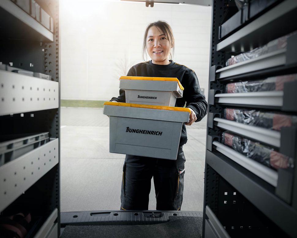 Jungheinrich servicetekniker står med reservedelskasser