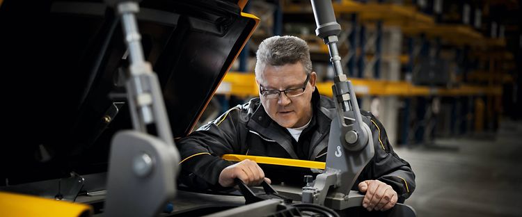 Jungheinrich servicetekniker skifter batteri på truck