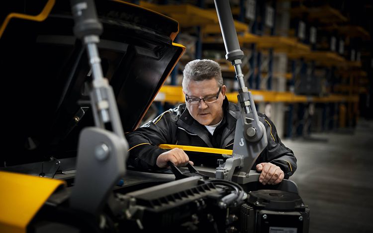 Jungheinrich servicetekniker skifter batteri på truck