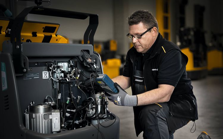 Jungheinrich servicetekniker udfører service på batteri