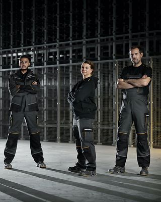 Fem Jungheinrich serviceteknikere står på et lager 