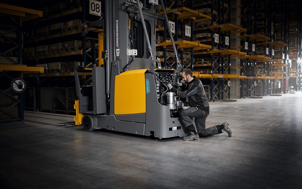 Jungheinrich servicetekniker laver service på reach truck 