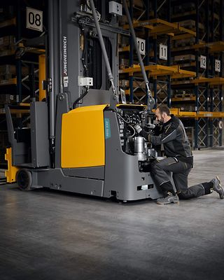 Jungheinrich servicetekniker laver service på reach truck 