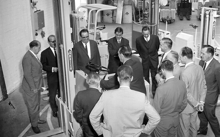 Jungheinrich employees stand around the ant