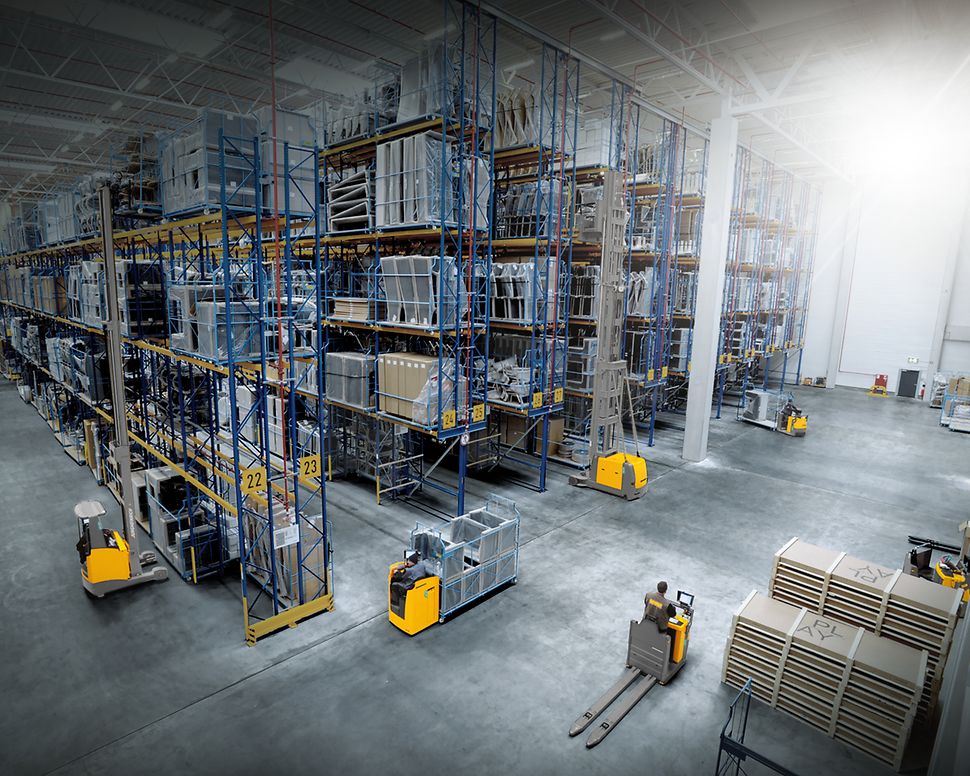 Two people on the tablet in Jungheinrich warehouse