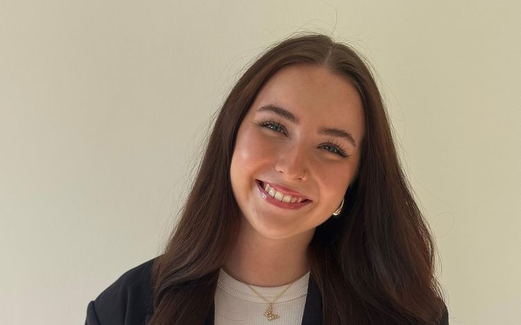 Porträt von Praktikantin HR Lucia