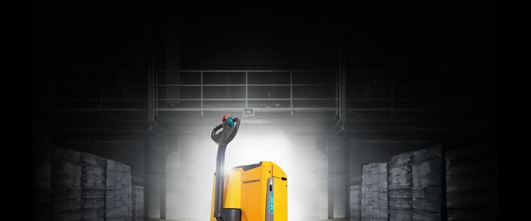 EJE pedestrian pallet trucks Motiv Laterally_[MAM-44215]