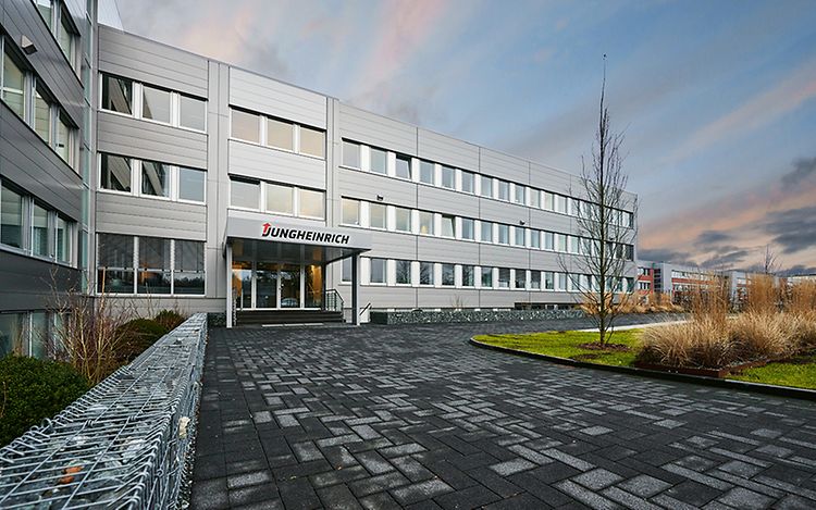 Frontalansicht Haupteingang des Werkes Norderstedt von Jungheinrich